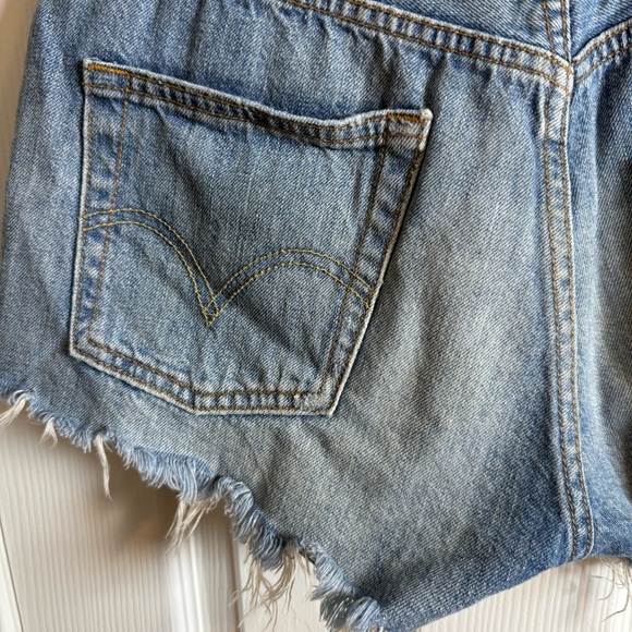 Levi’s Women’s Jean Shorts 501 Cut Off Denim Size 28 Waist Frayed Hem Shortie - Picture 8 of 14